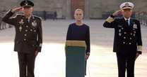 Sheinbaum iza bandera en conmemoración a víctimas de los sismos de 1985 y 2017