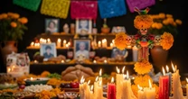 Qué significan las veladoras y la cruz en el altar de muertos