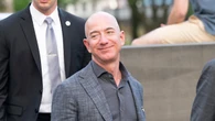 L’auto media americana costa 49.000 dollari. Bezos vuole venderne una a 25.000. Il segnale che gli investitori non possono ignorare