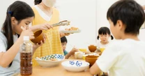 総裁選・茂木が手ぶらで子ども食堂訪問に「食べ物持って行くのが筋じゃない？」柴田淳…鈴木貴子も無視する「貧困対策丸投げ」問題