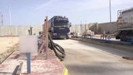 El ejército israelí distribuye imágenes con la entrada de combustible en el paso de Kerem Shalom hacia Gaza