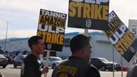 Trabajadores de Amazon forman un piquete frente a las instalaciones de Amazon en California