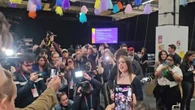 La italiana Angelina Mango canta por sorpresa ante la prensa 'Imagine' de John Lennon