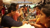 Indios compran joyería de oro con motivo del día de Akshaya Tritiya