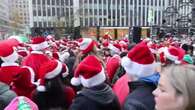 Cientos de Papá Noel dan inicio al SantaCon 2024 en Nueva York