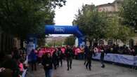 Una marea rosa muestra su solidaridad en Pamplona con las mujeres con cáncer de mama