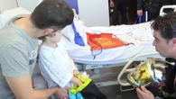 Bomberos llevan regalos a niños ingresados y descienden por fachada del Puerta de Hierro