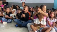 Niños de la favela más grande de Venezuela reciben "una buena noticia" en forma de juguete