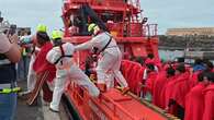 Rescatan un cayuco a 43 millas de El Hierro con 47 personas y dos gatos