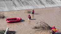 Bomberos de València y la UME inspeccionan el lecho del nuevo cauce del Turia