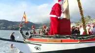 Papá Noel pasea en barca de jábega por la bahía de La Herradura (Granada)