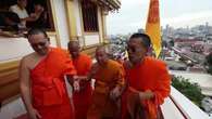 Devotos budistas acuden a la Montaña Dorada en Bangkok para dar honor a Buda