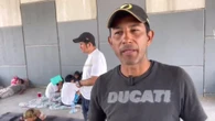 Migrantes dejan el río Bravo y se refugian del calor e inseguridad debajo de un puente