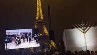 Judios participan de la celebración del Janucá frente a la Torre Eiffel en París