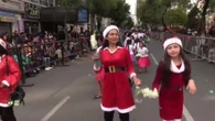 El espíritu navideño en Bolivia crece con un masivo desfile de personajes de fantasía