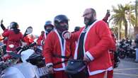 Unos 200 moteros recorren Menorca vestidos de Papá Noel para festejar la Navidad