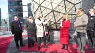 Pitbull instala el último cristal de la icónica esfera que cada Fin de Año cae en Times Square