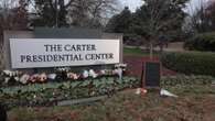 La entrada del Centro Carter en Atlanta se llena de flores tras el fallecimiento del expresidente Jimmy Carter