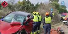 Rescatan a una mujer atrapada tras una colisión frontal de dos coches con más heridos en Alicante