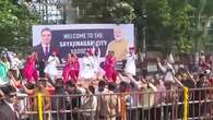 Narendra Modi y Pedro Sánchez participan en un desfile de bienvenida en Vadodara