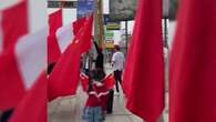 Grupos de peruanos esperan llegada de Xi Jinping con pancartas y banderas de China en Lima