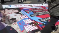 Unos 400 funcionarios de prisiones protestan para exigir más seguridad y recuerdan a Núria, la compañera asesinada