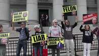 Manifestantes protestan contra Trump frente a tribunal en Nueva York