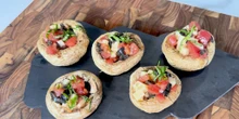 Entrante de Navidad: champiñones rellenos con toque tricolor