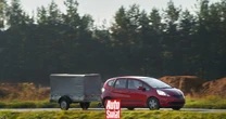 Kierowcy często zapominają o tym limicie i przekraczają prędkość. Chodzi o zespół pojazdów