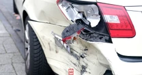 Myślał, że wjeżdża "na suwak". Dostał mandat, stracił zniżki na OC i ma samochód do naprawy