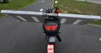 Przewoził drzwi na... skuterze. Policjanci natychmiast go zatrzymali