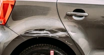 Zarysował czyjś samochód na parkingu i odjechał. Musi zapłacić równowartość swoich trzech emerytur