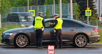 Znak D-42 to pułapka na kierowców. Zignorujesz go i możesz stracić prawo jazdy