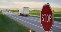To jeden z najważniejszych znaków na drodze. Wyjaśniamy, jak się zachować, widząc znak STOP