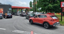 Nie lubisz kolejek na stacjach paliw? W te dni i godziny zatankujesz najszybciej