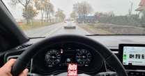 Jadą w deszczu i mgle na światłach dziennych. W tych warunkach technika się gubi
