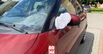 Auto z białym ręcznikiem na lusterku stoi przy drodze? Nie przejeżdżaj obojętnie