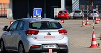 Rewolucja w Kodeksie drogowym. Prawo jazdy dla 17-latków, obowiązkowe kaski dla dzieci