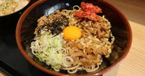 「先入観なく鳥羽シェフコラボを味わって」富士そばマニアが唸った《月見うま肉そば》…本能に訴える美味しさを”分析”