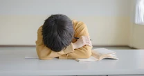 「何をやってもダメです」腹痛や頭痛で不登校になり「うつ病」だと診断された19歳男性の事例
