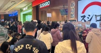 【ダフ屋出現】食事代より高い「入店権」がバカ売れ…中国人がスシローに「10時間待ち」する異常事態