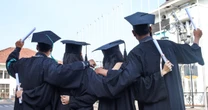 【校閲クイズ】「この春、晴れて大学院の修士過程を卒業し、社会人への一歩を踏み出した」。 この文章のどこが誤っているか、分かりますか……？
