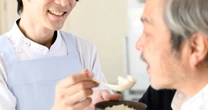 【介護のための口腔ケア】”食べる”をどう介助するか。要介助者のパターン別に、基本の姿勢をご紹介！