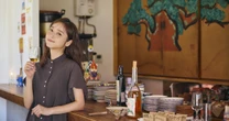 佐々木希が立ち飲みのイチオシ店へ…ワイン消費量世界一の国で造られた注目ワインに舌鼓
