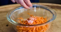 にんじんラペを美味しく作るための「にんじんの塩もみ」間違えてはいけない”タイミング”