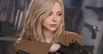「知的かつ大胆なセクシーさで正気を失いそう…」イギリス人美女コスプレイヤー・ソフィー《ミステリアスなスパイ姿》にSNS注目