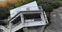 静岡・伊豆の絶壁に建つ「珍物件」...シャンデリアまであるチグハグな「バブル期の元食堂」の全貌