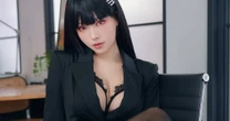 「こんなクール美女に踏みつけられたい…！」台湾美女コスプレイヤー・イリー《超大胆な黒ガーターストッキング姿》にファン絶賛