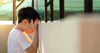 押し寄せる不安はどこから病気なのか。子どもに多い「不安症」とは