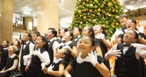 「おやすみなさい」はどう表現する？聞こえない子どもたちが”手で歌う”合唱の現場